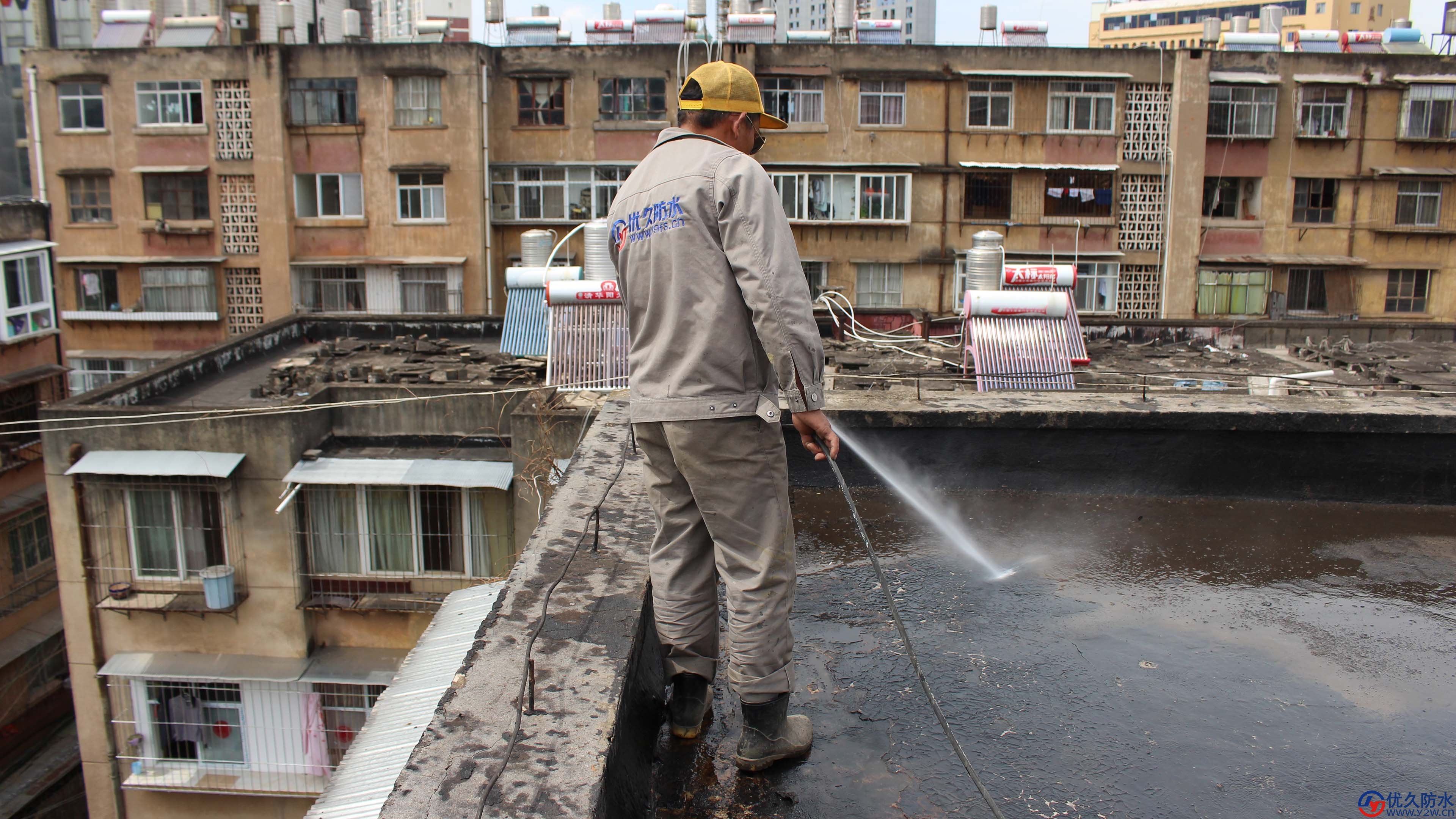 屋顶做防水灰尘用高压水枪冲洗