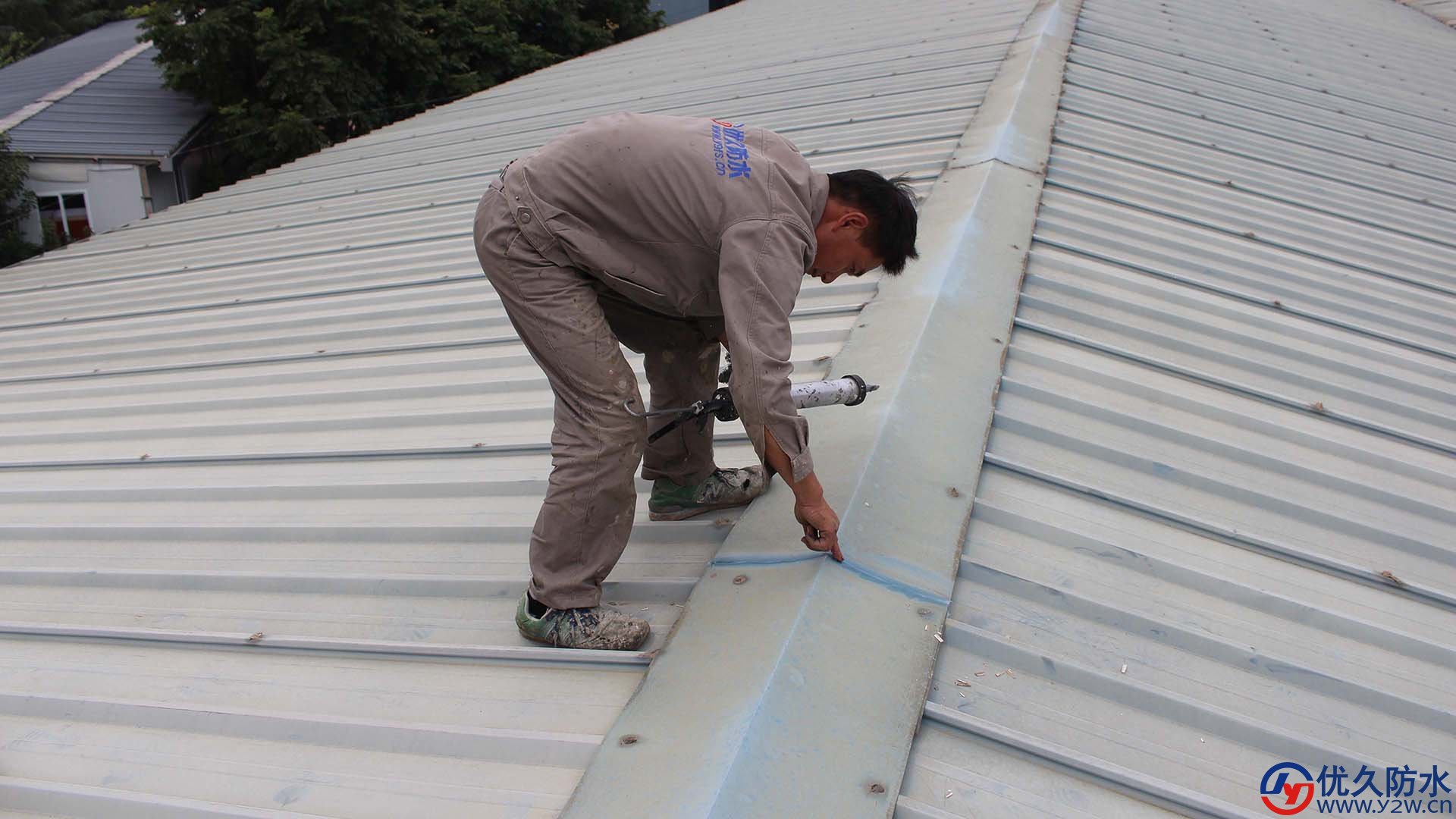 屋顶彩钢瓦防水补漏案例