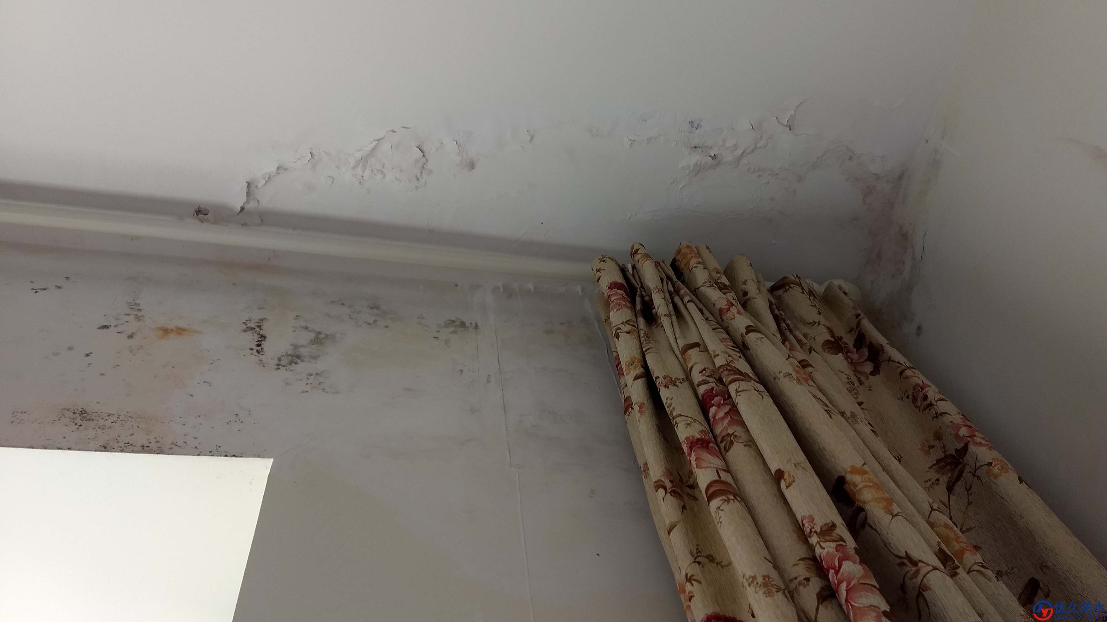 屋顶漏水导致室内已形成水垢