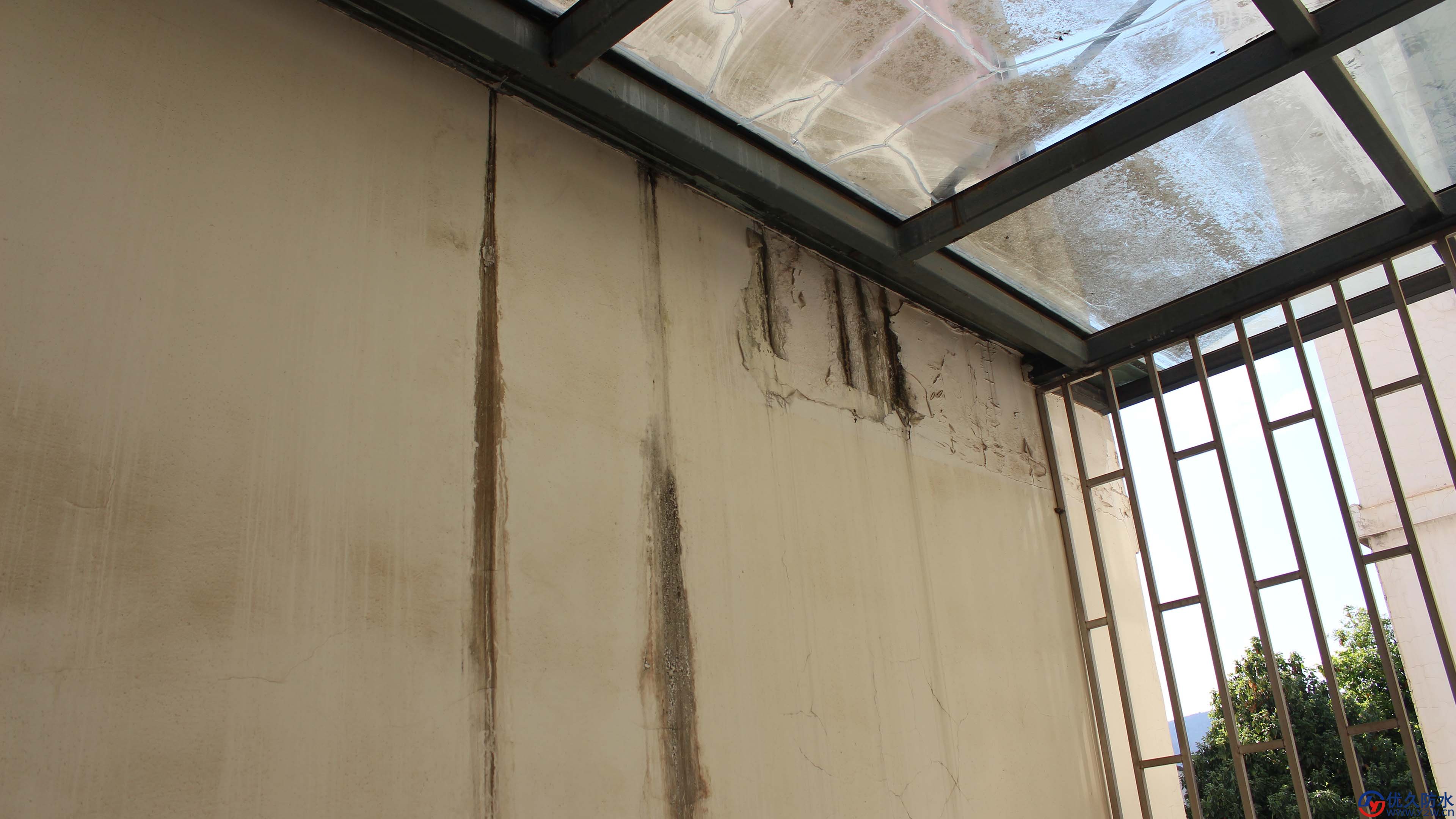 阳台玻璃顶靠近墙壁漏水