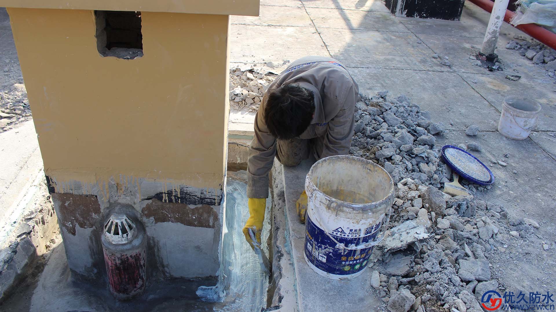 小区房子烟囱漏水，将烟囱四周敲开先加固在做防水补漏处理