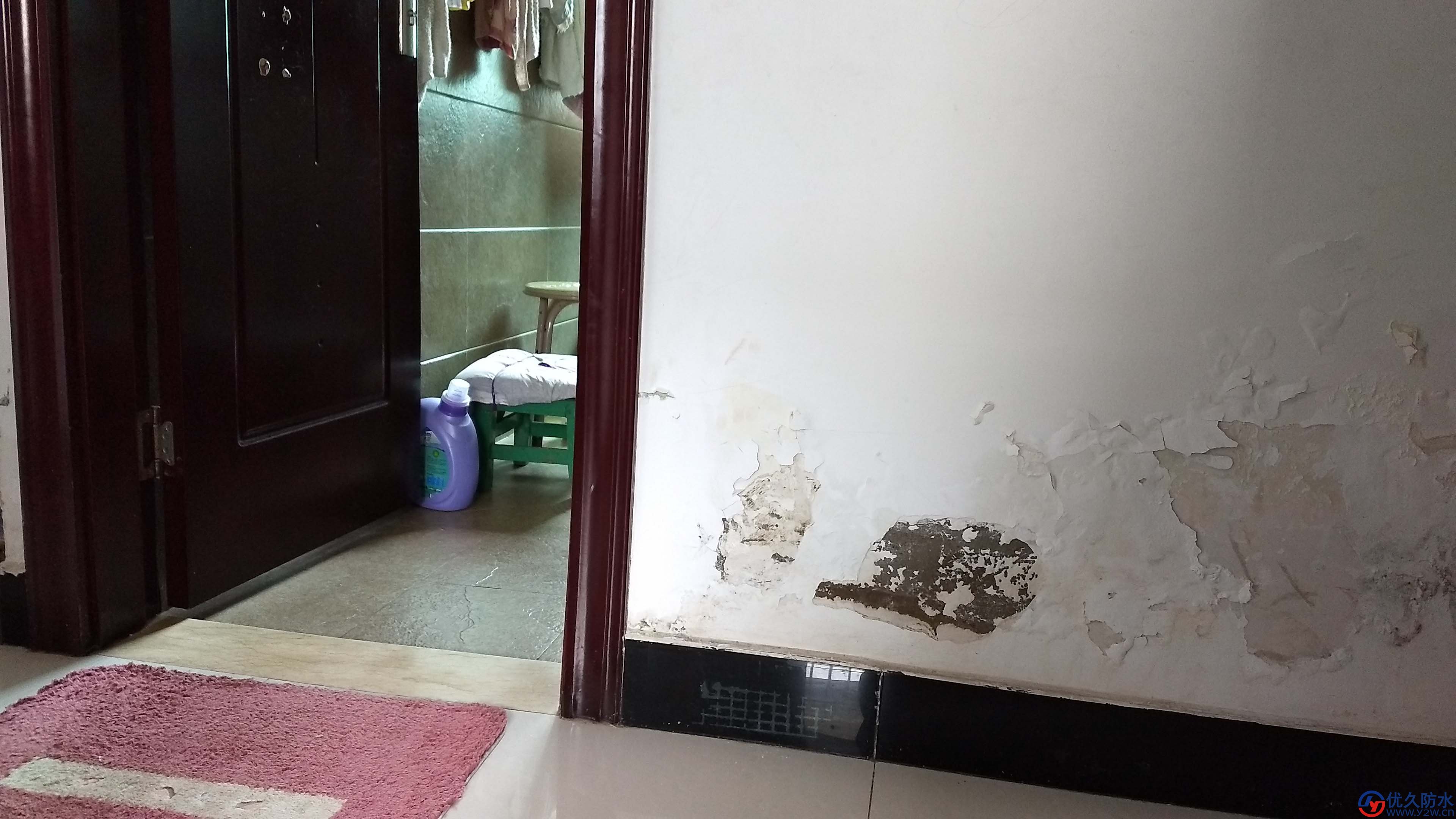 卫生间门口两侧漏水导致卧室、客厅墙壁潮湿