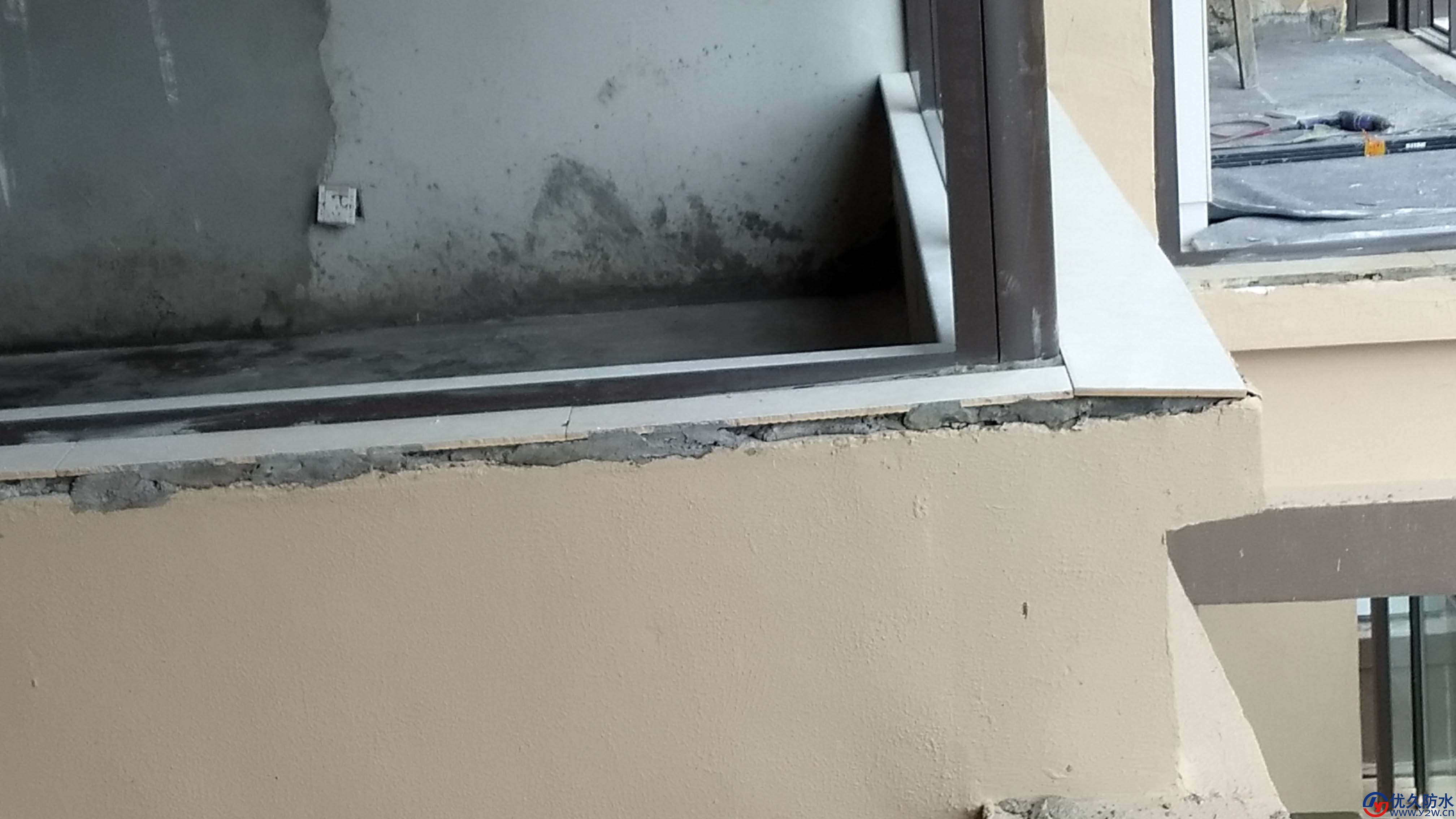 窗台贴砖未拆除窗台存在倒灌水
