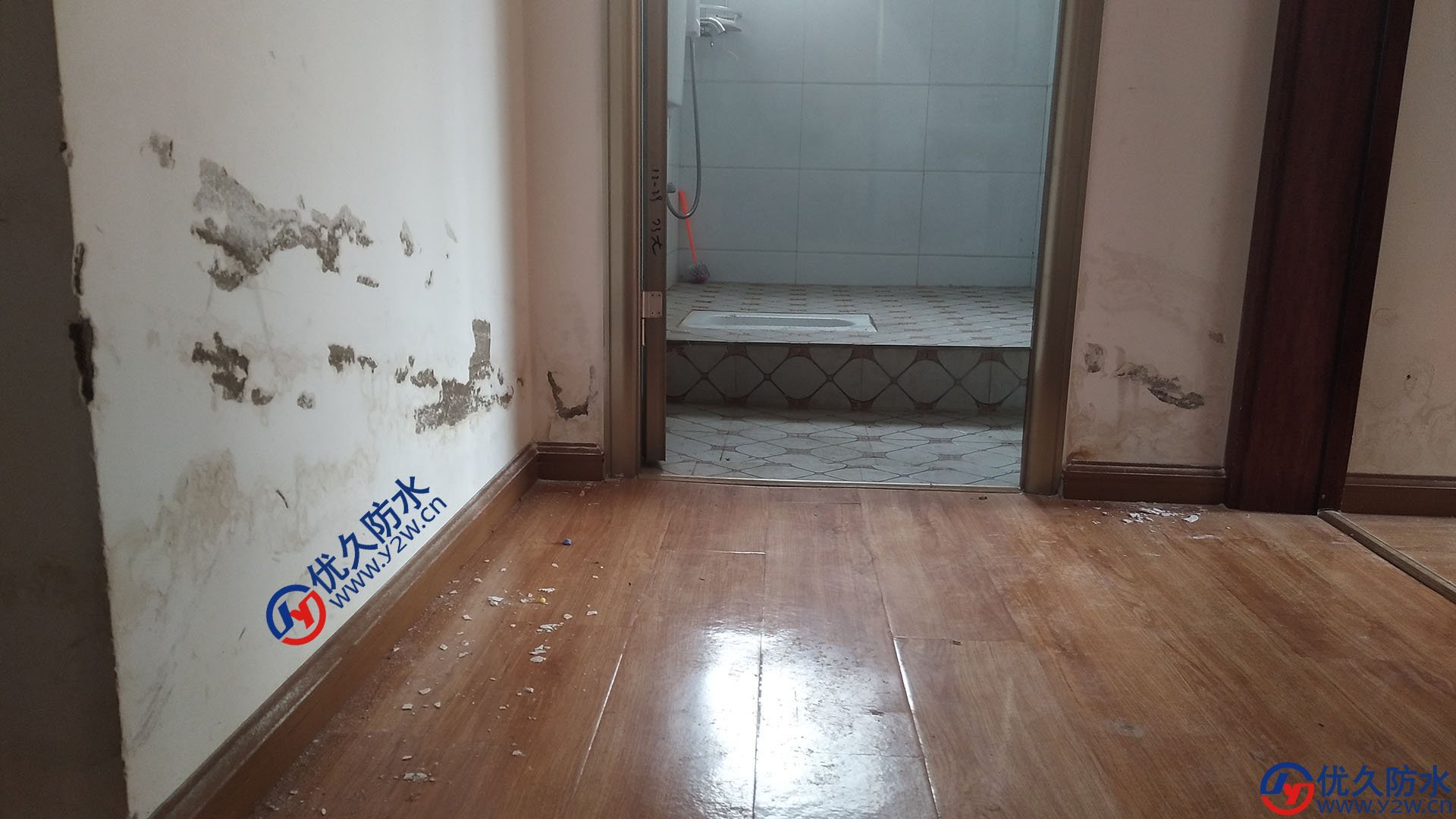 这是卫生间门口两侧严重渗水导致客厅、卧室渗漏