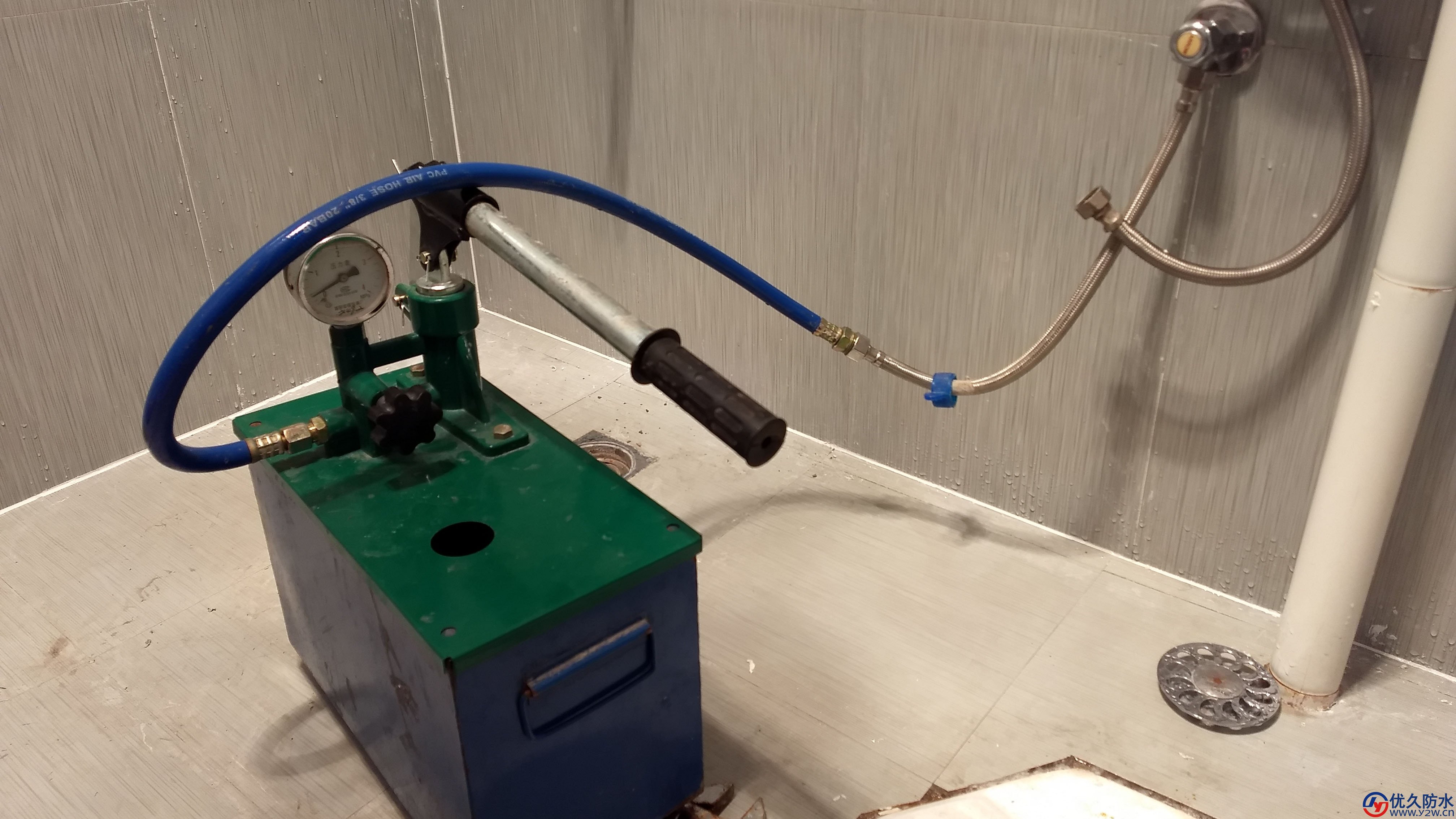 将打压泵管子连接在卫生间洗手台、马桶、蹲坑等，只要是有三角阀的地方都可以
