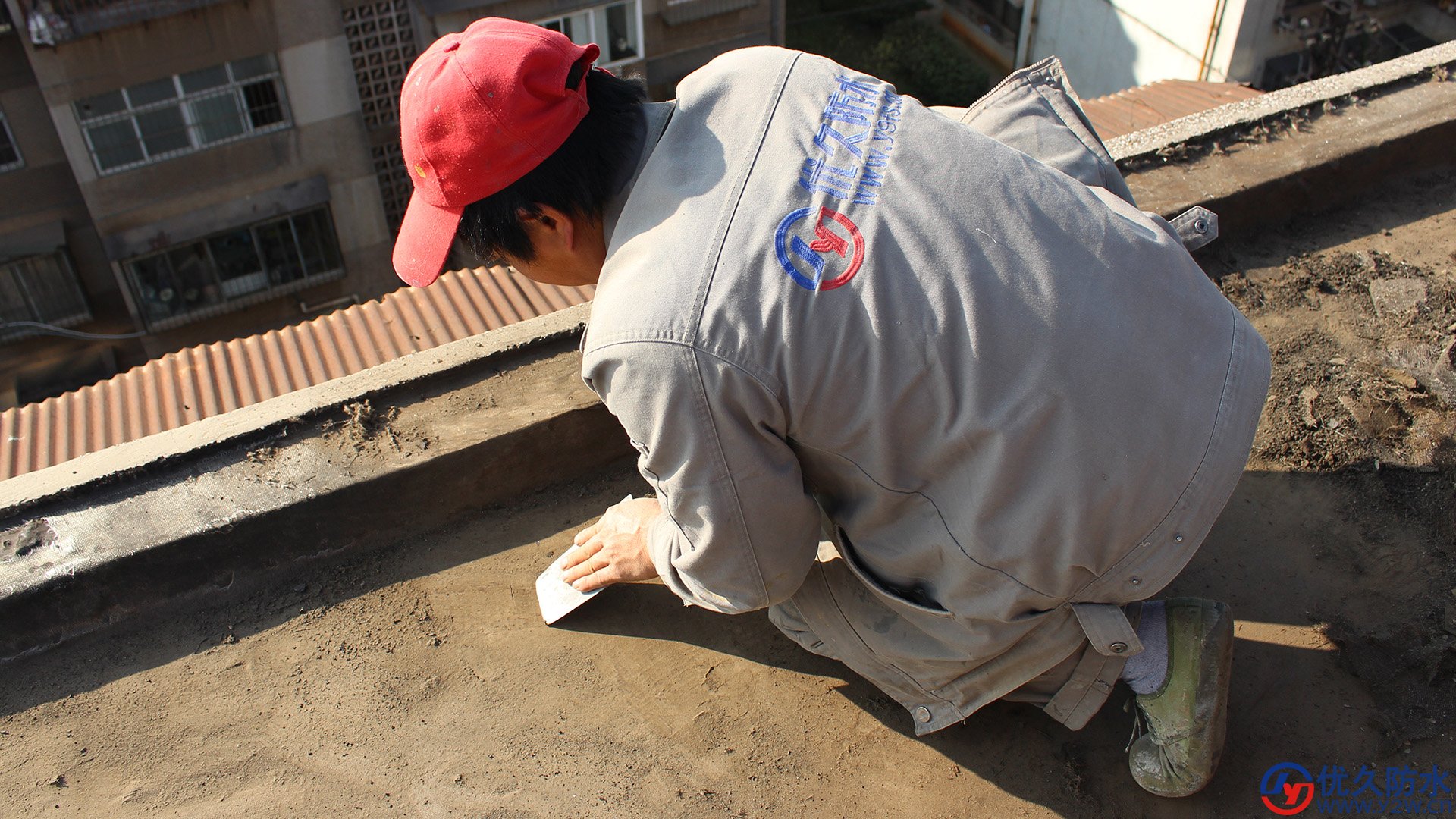 屋顶未做SBS防水卷材的基面清扫，同样要把粘在基面的灰尘清扫干净