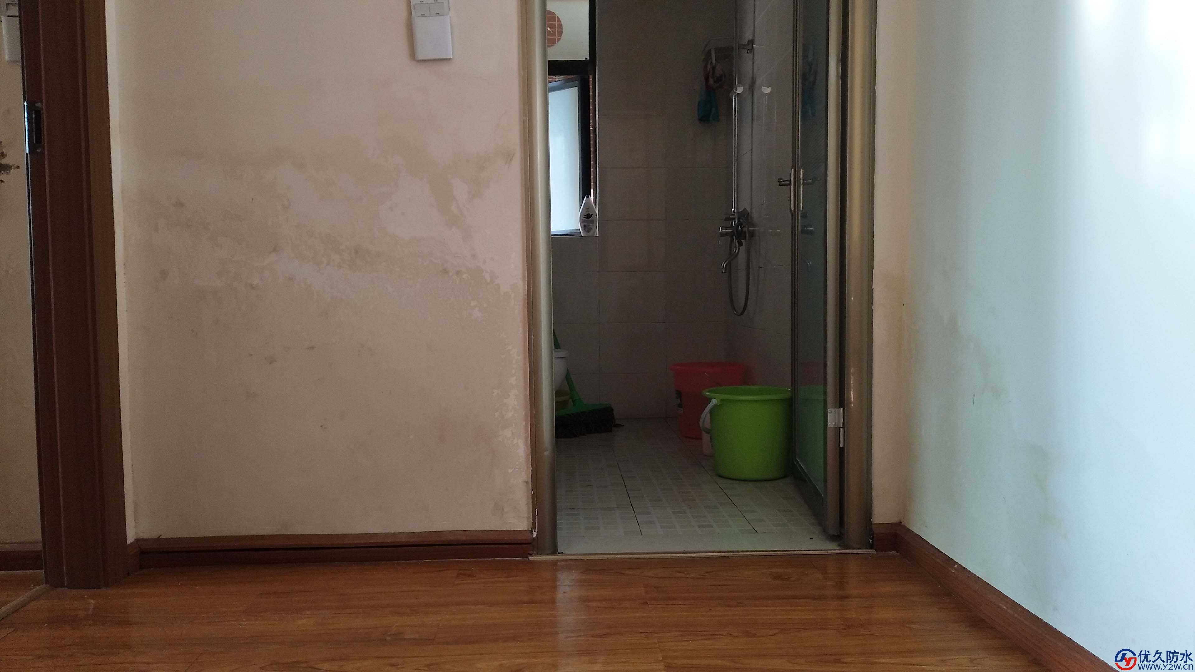 卫生间门口两侧墙壁潮湿不砸砖做防水